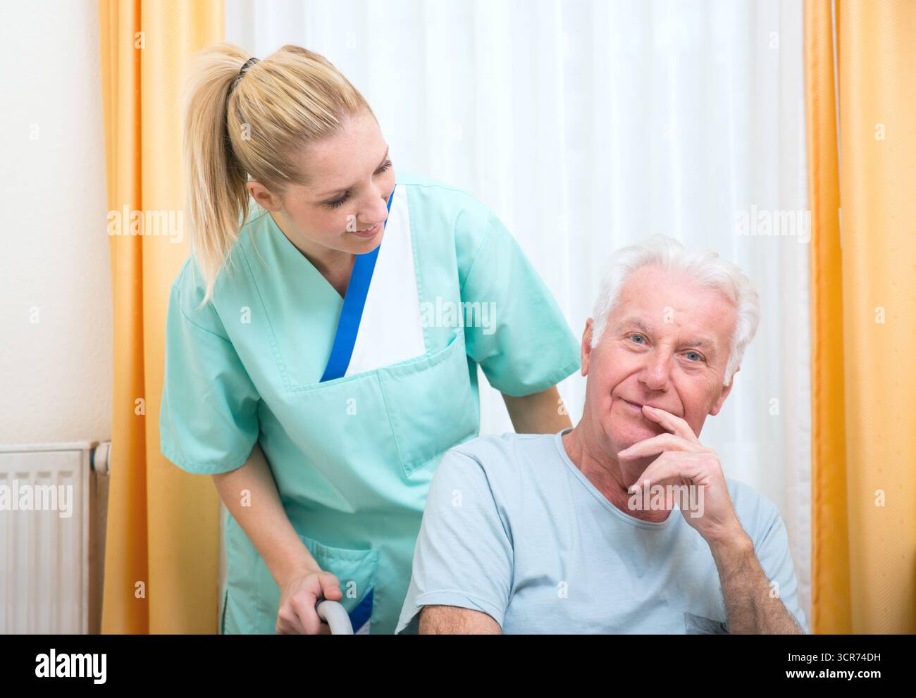 un assistente geriatrico che si occupa di un anziano cittadino Foto Stock