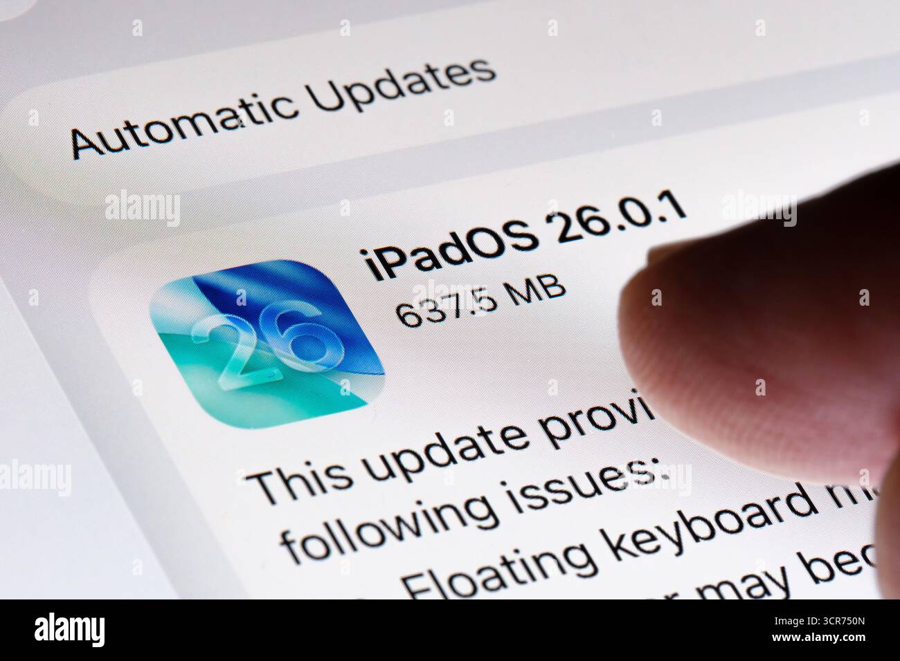 Schermata aggiornamento iPadOS 26.0.1 schermata prodotto su iPad, design Apple Liquid Glass in iOS 26 con icone e classificazioni aggiornate. Stafford, Regno Unito, se Foto Stock