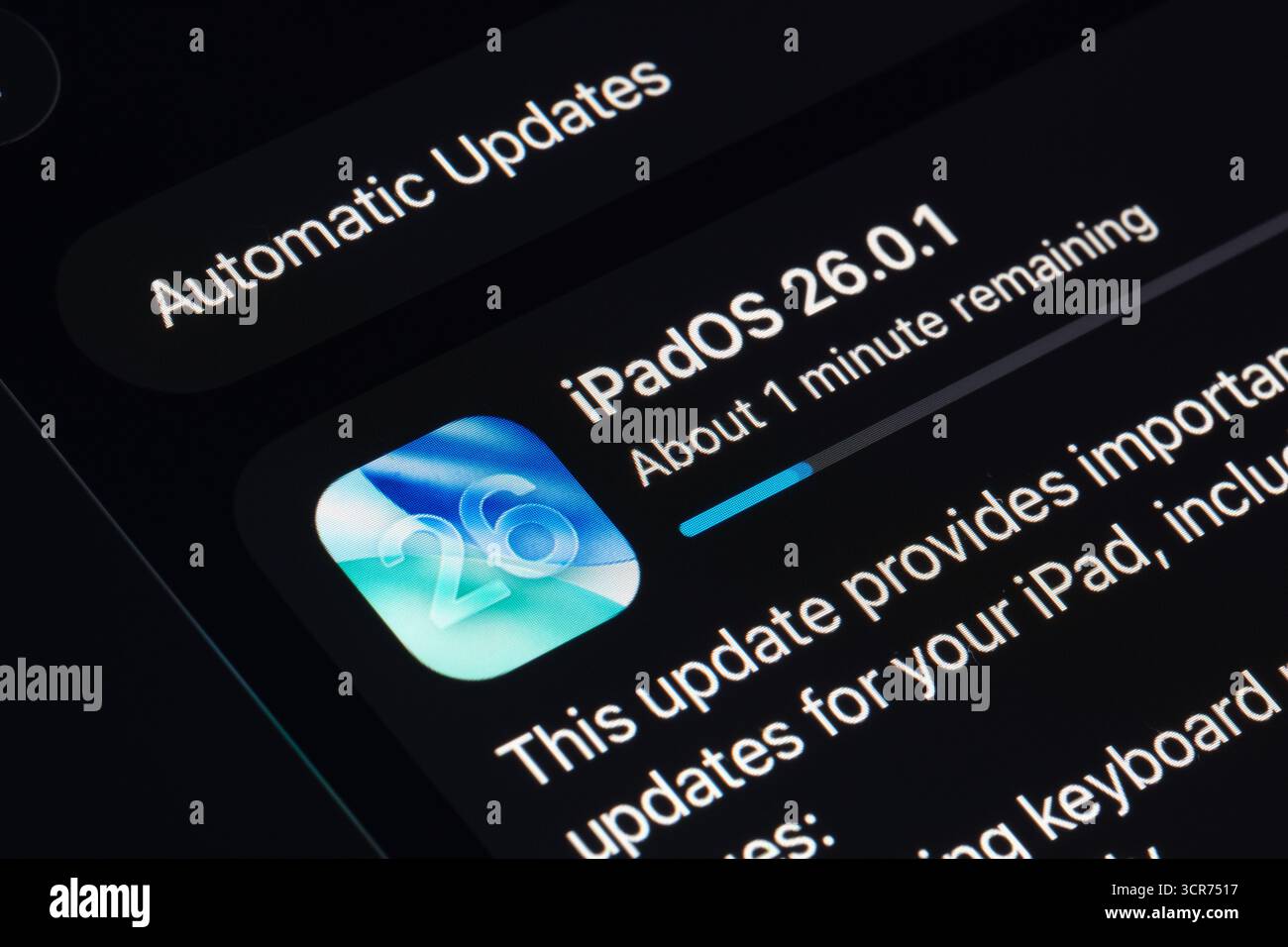 L'elenco della schermata aggiornamento iPadOS 26.0.1 acquisito su iPad, l'aspetto Apple Liquid Glass in iOS 26 evidenzia l'interfaccia utente e la tipografia aggiornate. Stafford, Regno Unito Foto Stock