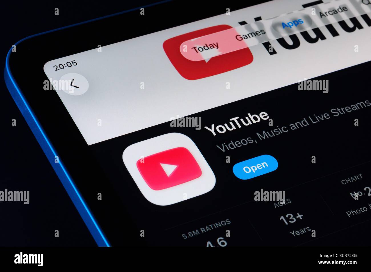 Pagina dell'app di YouTube sull'App Store per iPad, design Apple Liquid Glass in iOS 26 con modalità buia. Stafford, Regno Unito, 29 settembre 2025. Foto Stock