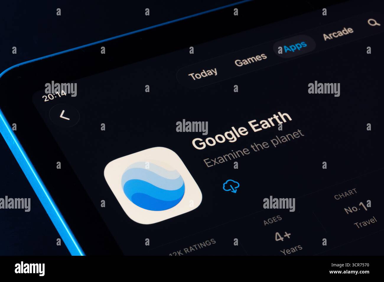 Pagina dell'app Google Earth sull'App Store per iPad, design Apple Liquid Glass in iOS 26 con modalità buia. Stafford, Regno Unito, 29 settembre 202 Foto Stock