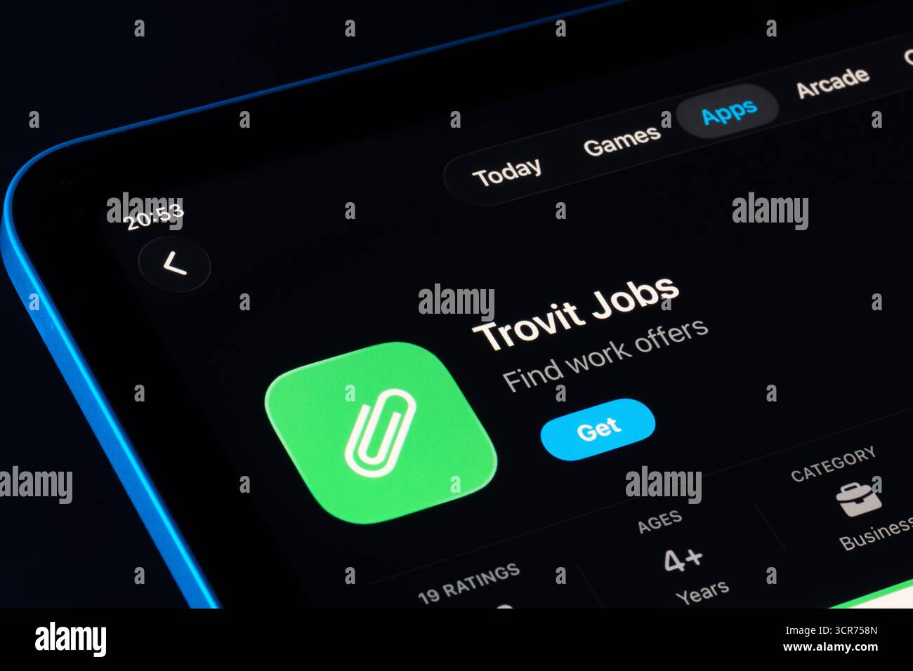 L'elenco dei lavori Trovit acquisito su iPad, il look Apple Liquid Glass in iOS 26 evidenzia l'interfaccia utente e la tipografia aggiornate. Stafford, Regno Unito, settembre 29 Foto Stock