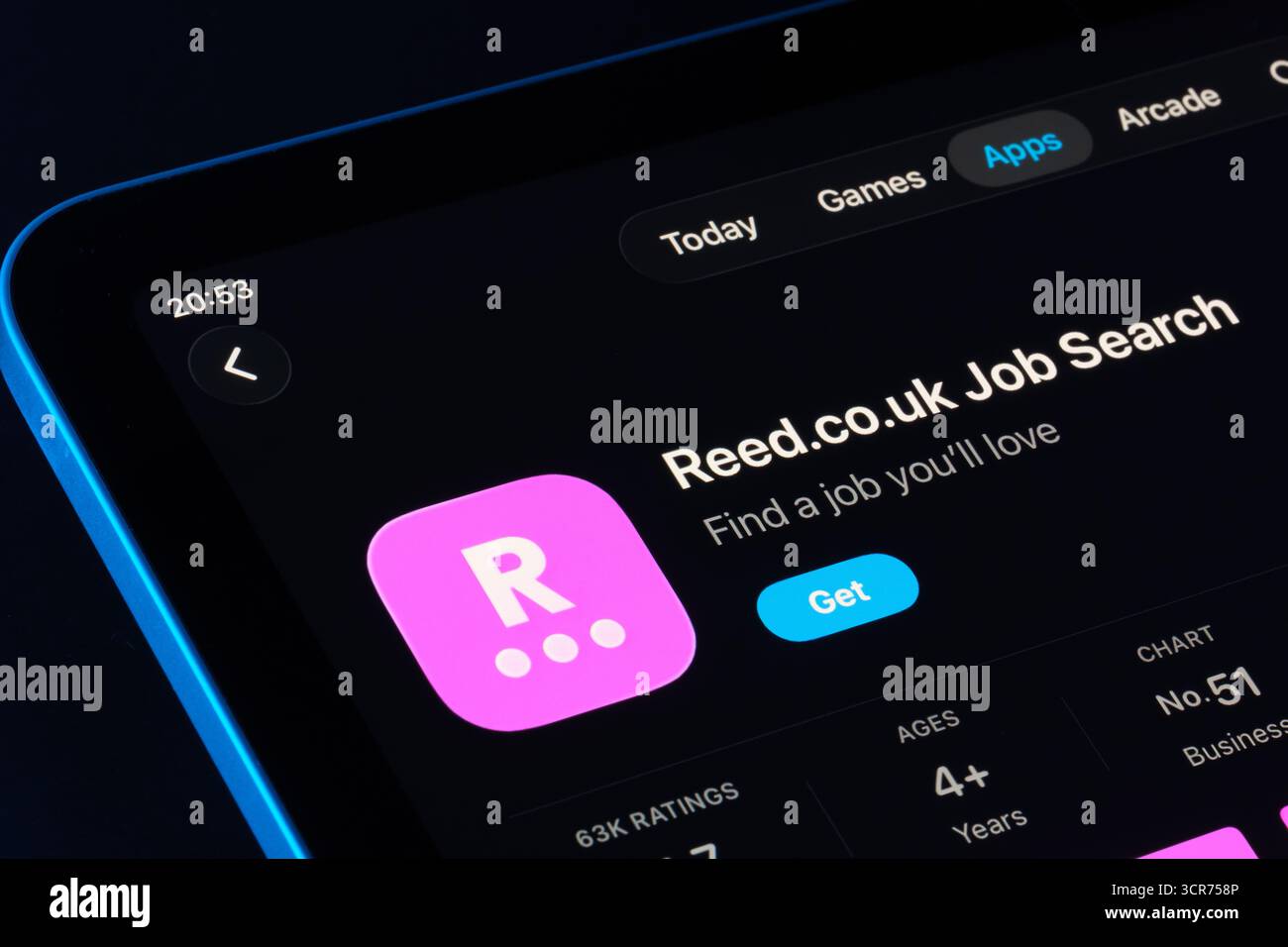 Reed.co.uk risultati della ricerca di lavoro sull'App Store per iPad utilizzando il design Apple Liquid Glass in iOS 26, interfaccia utente moderna traslucida. Stafford, Regno Unito, settembre Foto Stock