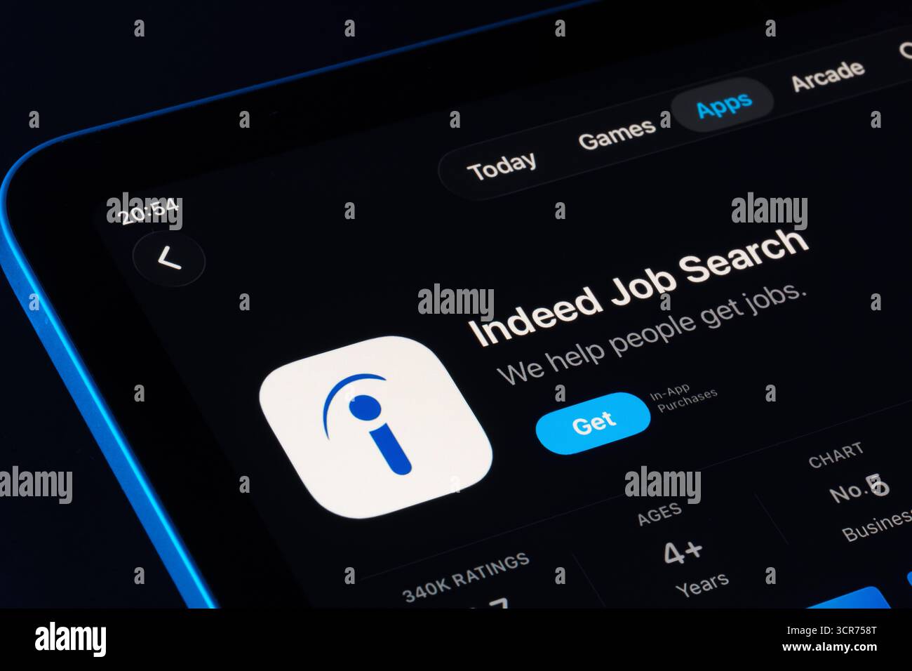 In effetti, la schermata del prodotto ricerca lavoro su iPad, il design Apple Liquid Glass in iOS 26 con icone e classificazioni aggiornate. Stafford, Regno Unito, settembre 29 Foto Stock