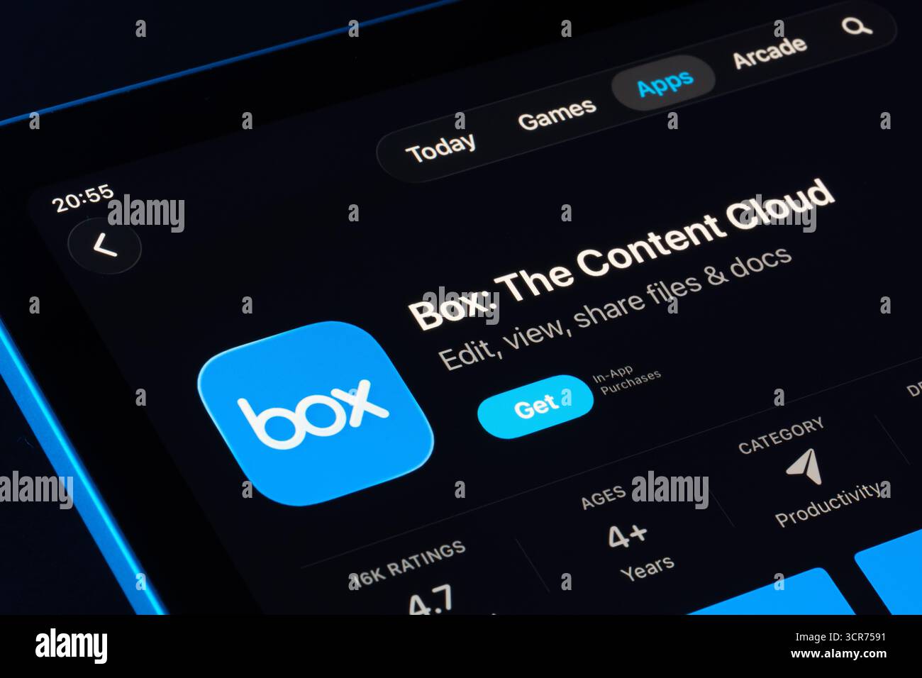 Box l'elenco Content Cloud acquisito su iPad, Apple Liquid Glass Look in iOS 26 evidenzia l'interfaccia utente e la tipografia aggiornate. Stafford, Regno Unito, se Foto Stock