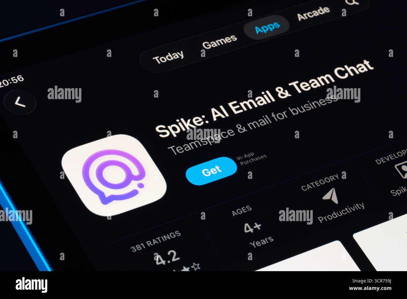 Spike ai Email e Team Chat sull'App Store per iPad con design Apple Liquid Glass in iOS 26, interfaccia aggiornata e icona mostrata. Stafford, Regno Unito, S Foto Stock