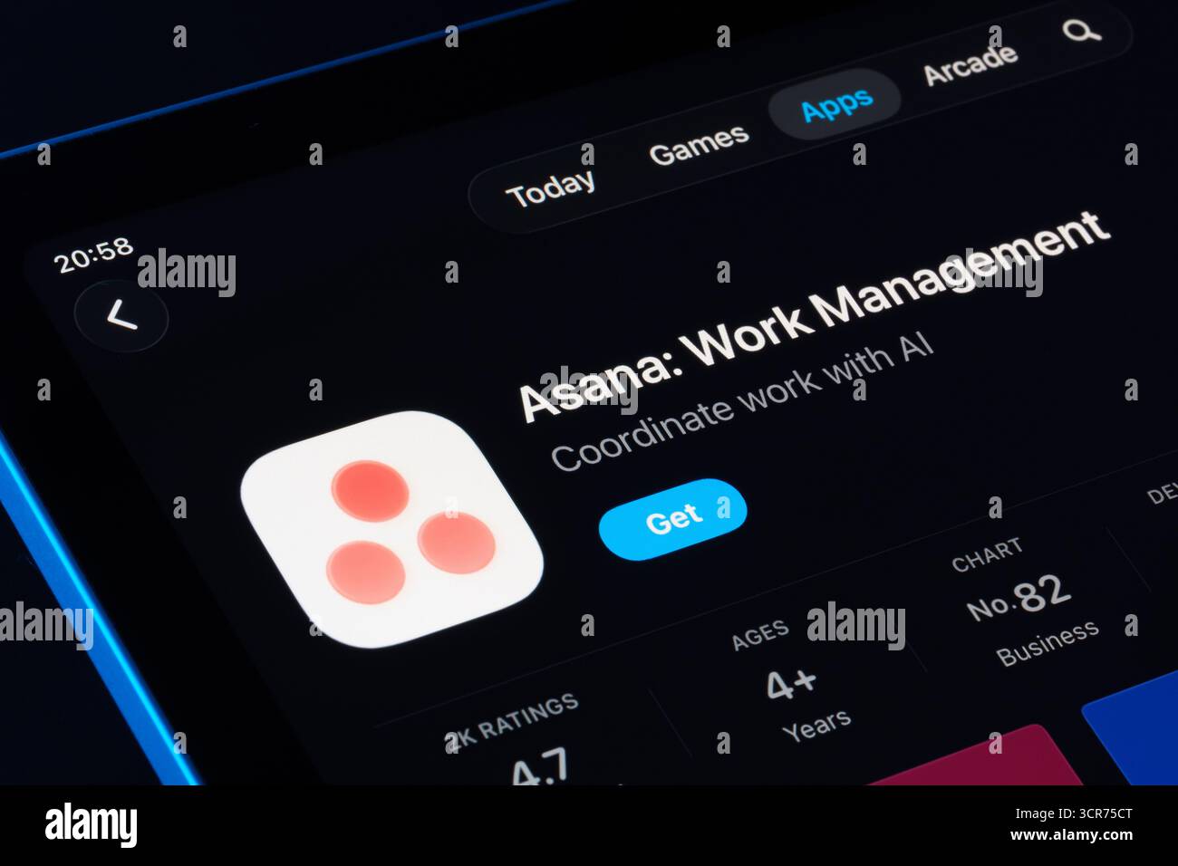 Gestione del lavoro asana sull'App Store per iPad con design Apple Liquid Glass in iOS 26, interfaccia e icona aggiornate mostrate. Stafford, Regno Unito, Septembe Foto Stock