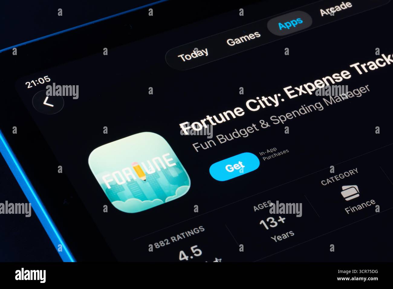 Fortune City Expense Tracker visualizzato sull'App Store per iPad, Apple Liquid Glass in stile iOS 26 con nuovi pannelli in vetro arrotondato. Stafford, Regno Unito, se Foto Stock