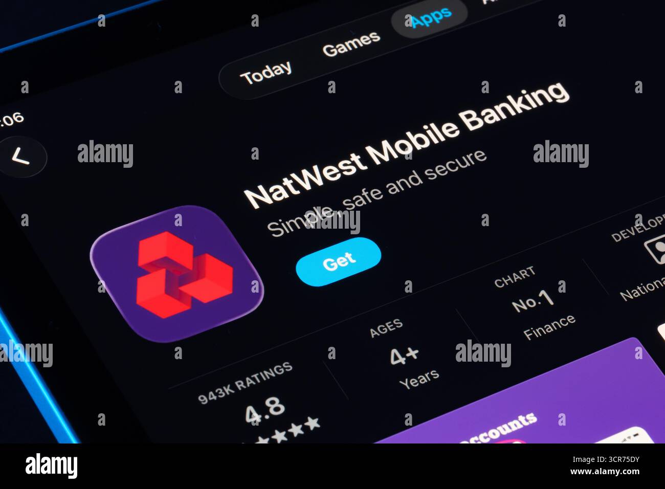 Schermata del prodotto NatWest Mobile Banking su iPad, design Apple Liquid Glass sotto iOS 26 con icone e classificazioni aggiornate. Stafford, Regno Unito, Septemb Foto Stock