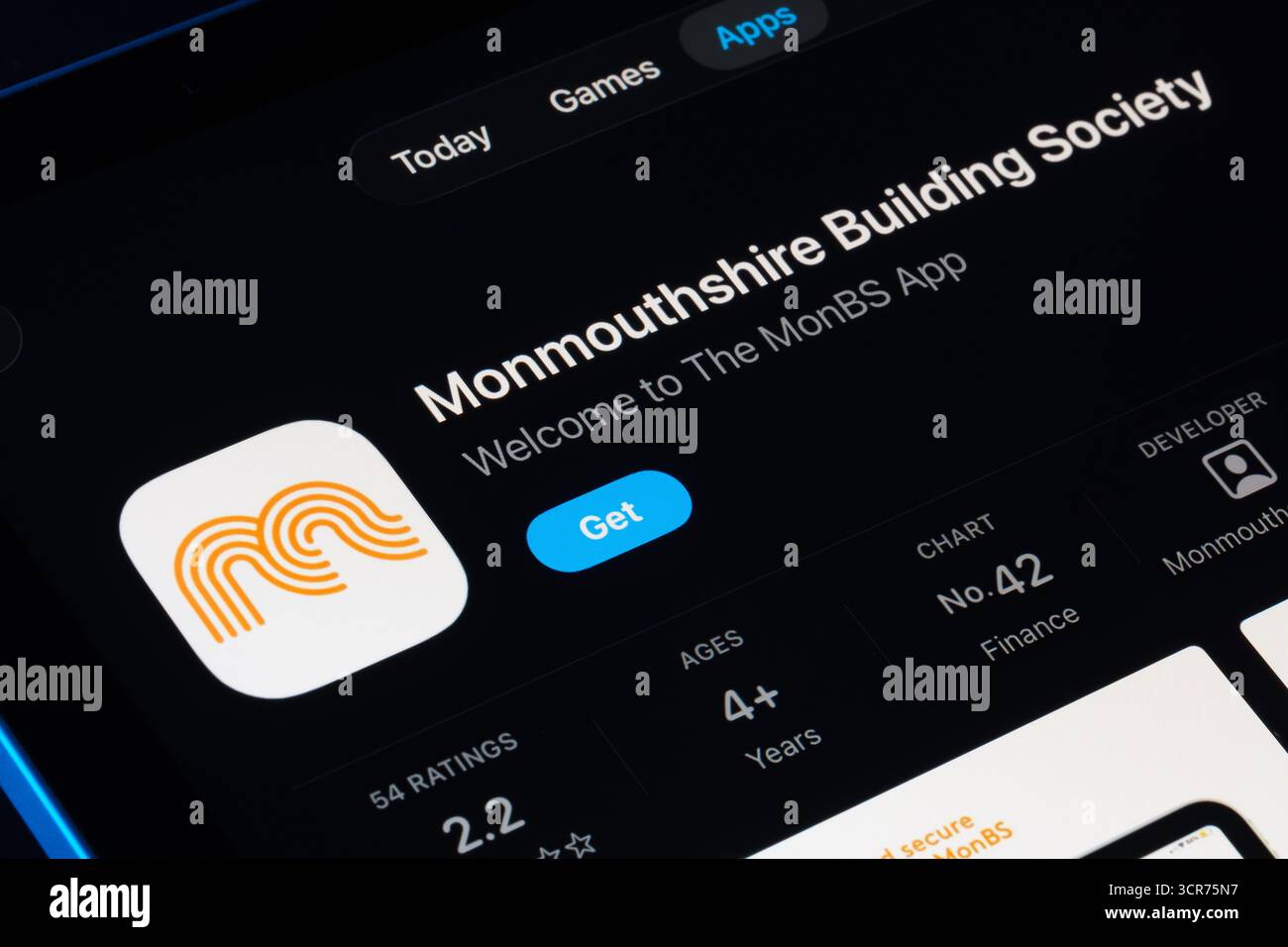 Monmouthshire Building Society su App Store per iPad con design Apple Liquid Glass in iOS 26, interfaccia aggiornata e icona mostrata. Stafford, Regno Unito, Foto Stock