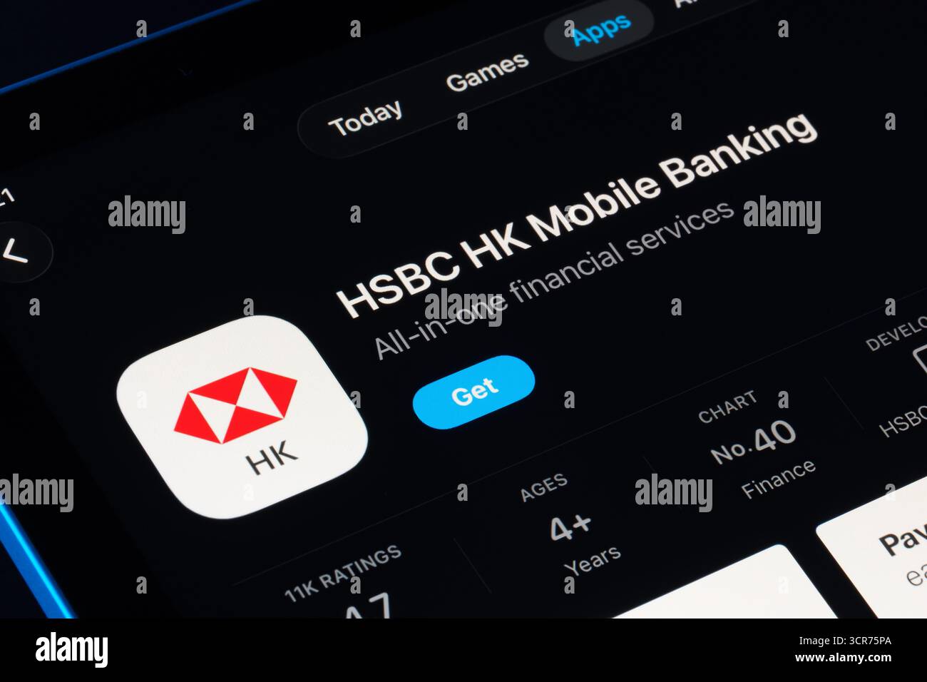 Schermata del prodotto HSBC HK Mobile Banking su iPad, design Apple Liquid Glass sotto iOS 26 con icone e classificazioni aggiornate. Stafford, Regno Unito, Septemb Foto Stock