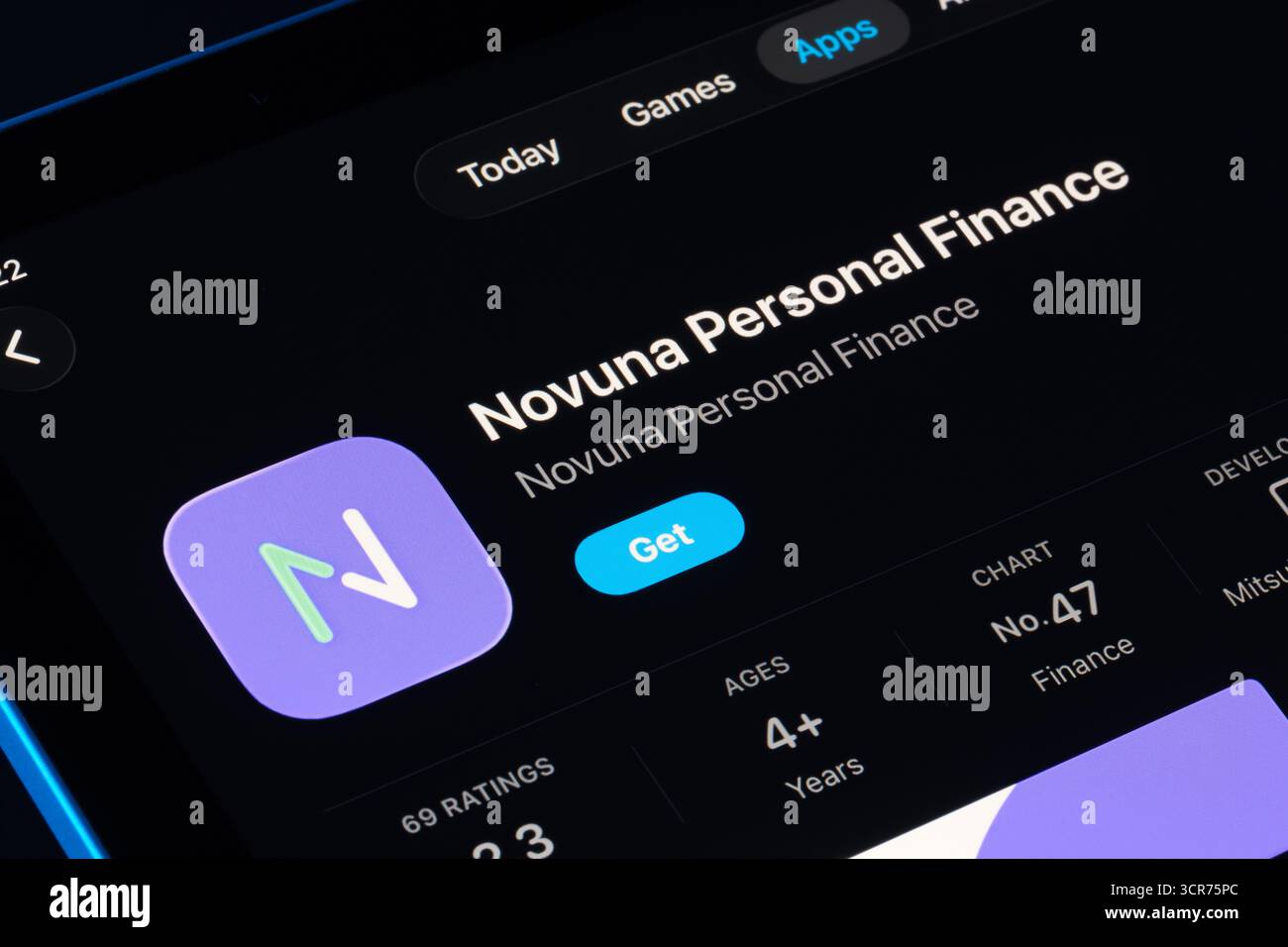 Pagina dell'app Novuna Personal Finance sull'App Store per iPad, design Apple Liquid Glass in iOS 26 con modalità dark. Stafford, Regno Unito, settembre Foto Stock