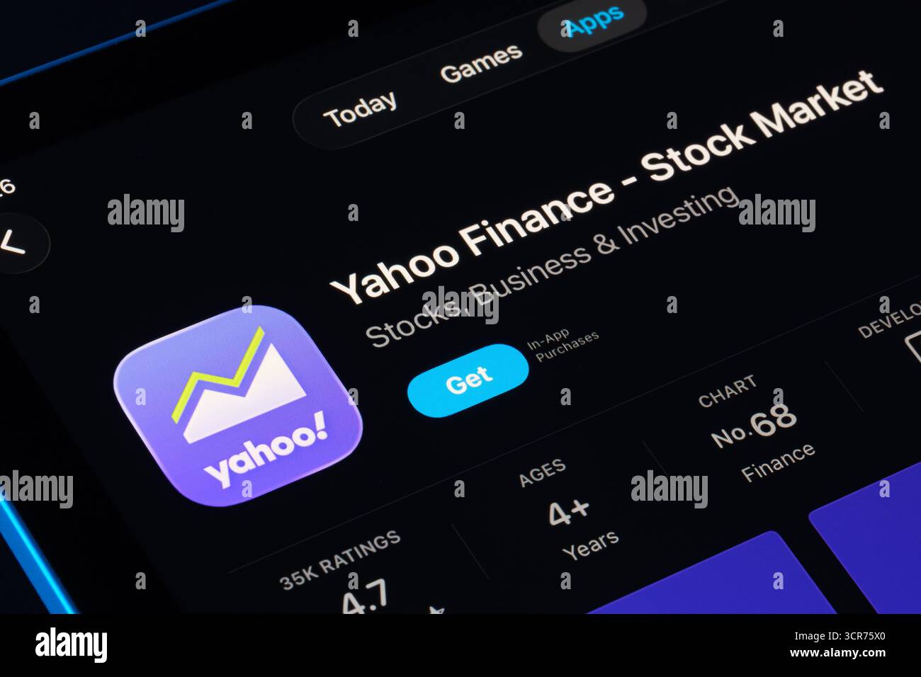 Yahoo Finance Stock Market visualizzato su iPad App Store, Apple Liquid Glass in stile iOS 26 con nuovi pannelli in vetro arrotondato. Stafford, Regno Unito, settembre Foto Stock