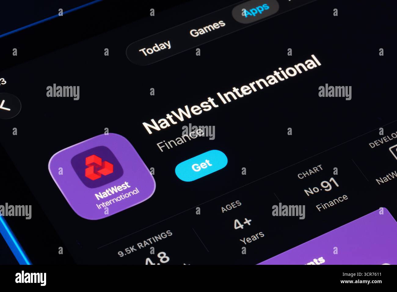 NatWest International è stato visualizzato sull'App Store per iPad, in stile Apple Liquid Glass in iOS 26 con nuovi pannelli in vetro arrotondato. Stafford, Regno Unito, settembre Foto Stock