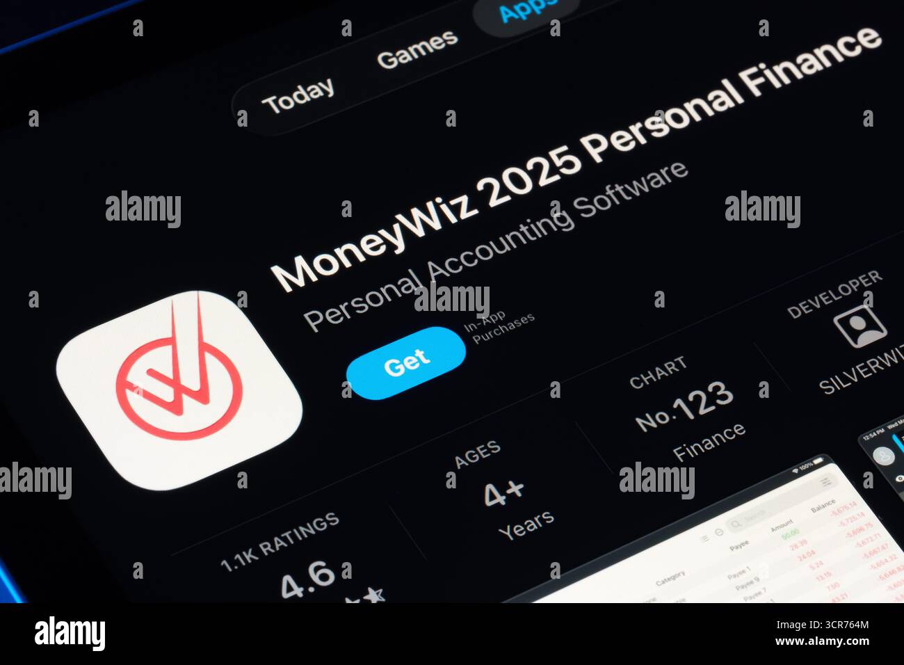 MoneyWiz 2025 Personal Finance visualizzato sull'App Store per iPad, Apple Liquid Glass in stile iOS 26 con nuovi pannelli in vetro arrotondato. Stafford, Regno Unito, Foto Stock