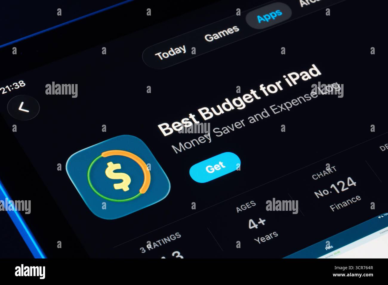 Miglior budget per la pagina dell'app per iPad sull'App Store per iPad, design Apple Liquid Glass in iOS 26 con modalità buia. Stafford, Regno Unito, settembre Foto Stock