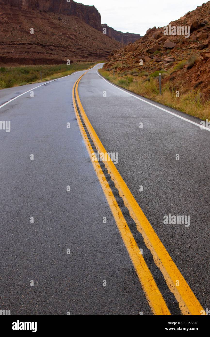 Strada panoramica a due corsie lungo la Upper Colorado River Scenic Byway, Utah Foto Stock