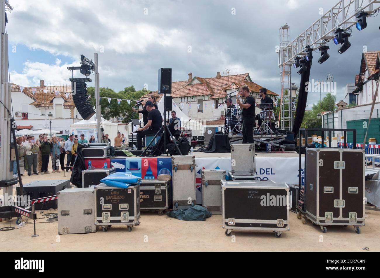 Poco prima del concerto tributo di Adele di Rosam, dove stanno ancora organizzando la squadra e facendo dei controlli audio Foto Stock