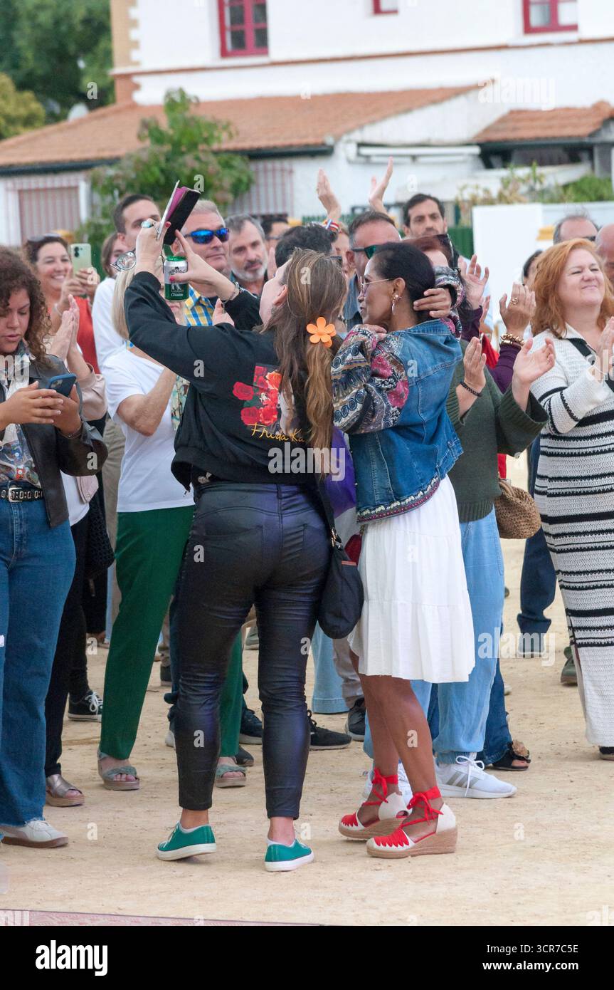 La folla animata ballava con gioia, completamente immersa nell'energia del concerto, condividendo sorrisi, applausi e momenti indimenticabili sotto la luce del sole Foto Stock