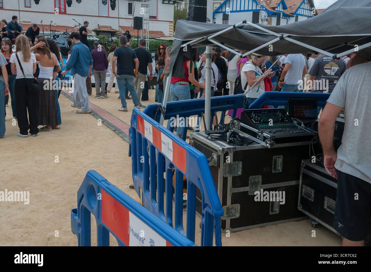Tenda dei tecnici del suono con le attrezzature allestite anche dopo la fine del concerto Foto Stock