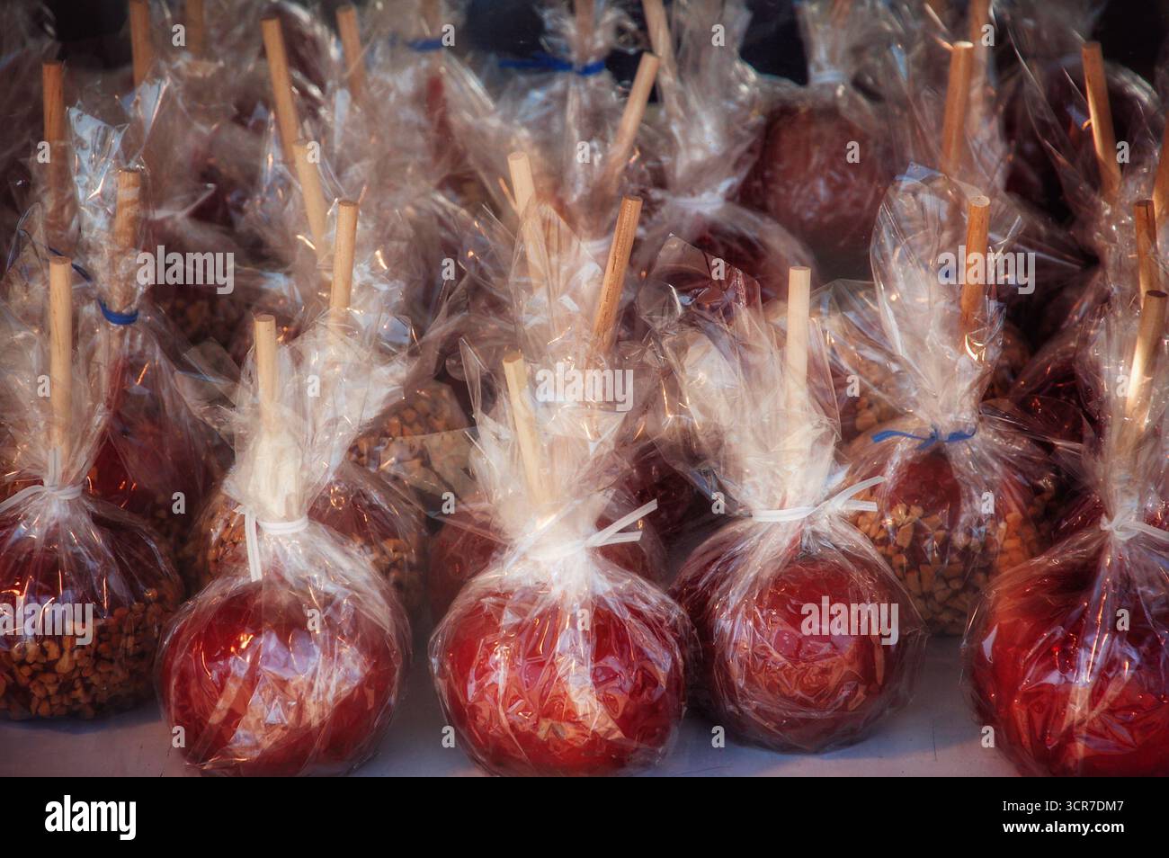 Mele di caramelle confezionate alla fiera della contea Foto Stock