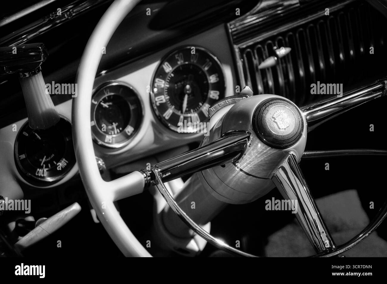 Volante e cruscotto Cadillac vintage in bianco e nero Foto Stock