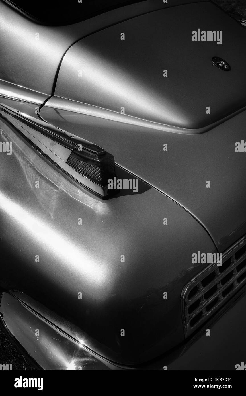 Parafango posteriore e luci di posizione posteriori di un'automobile Tucker d'epoca in bianco e nero Foto Stock