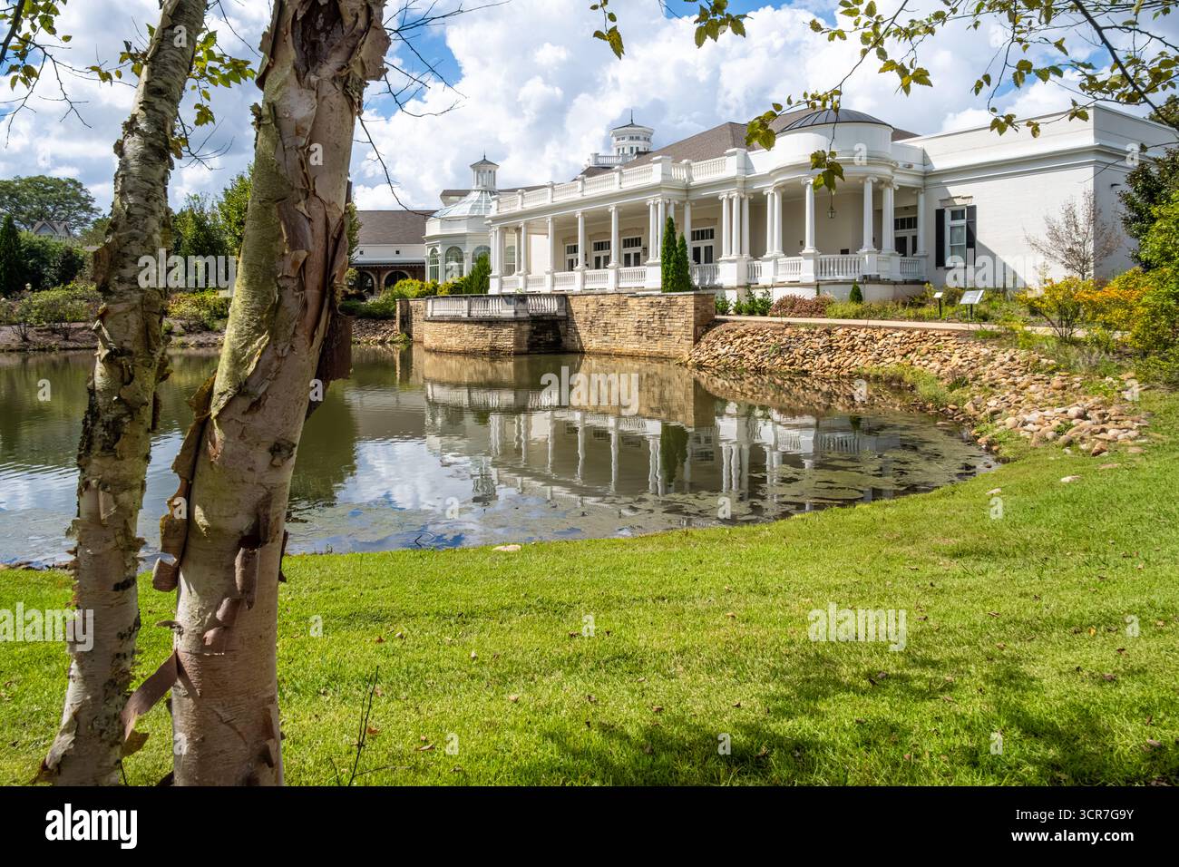 Eloise McDonald Propst Guest Center sul lago Little Smith presso il giardino botanico di Huntsville, Alabama. (USA) Foto Stock