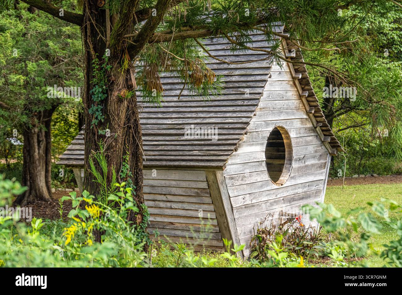 Gigantesco birdhouse in legno al giardino botanico di Huntsville, Alabama. (USA) Foto Stock