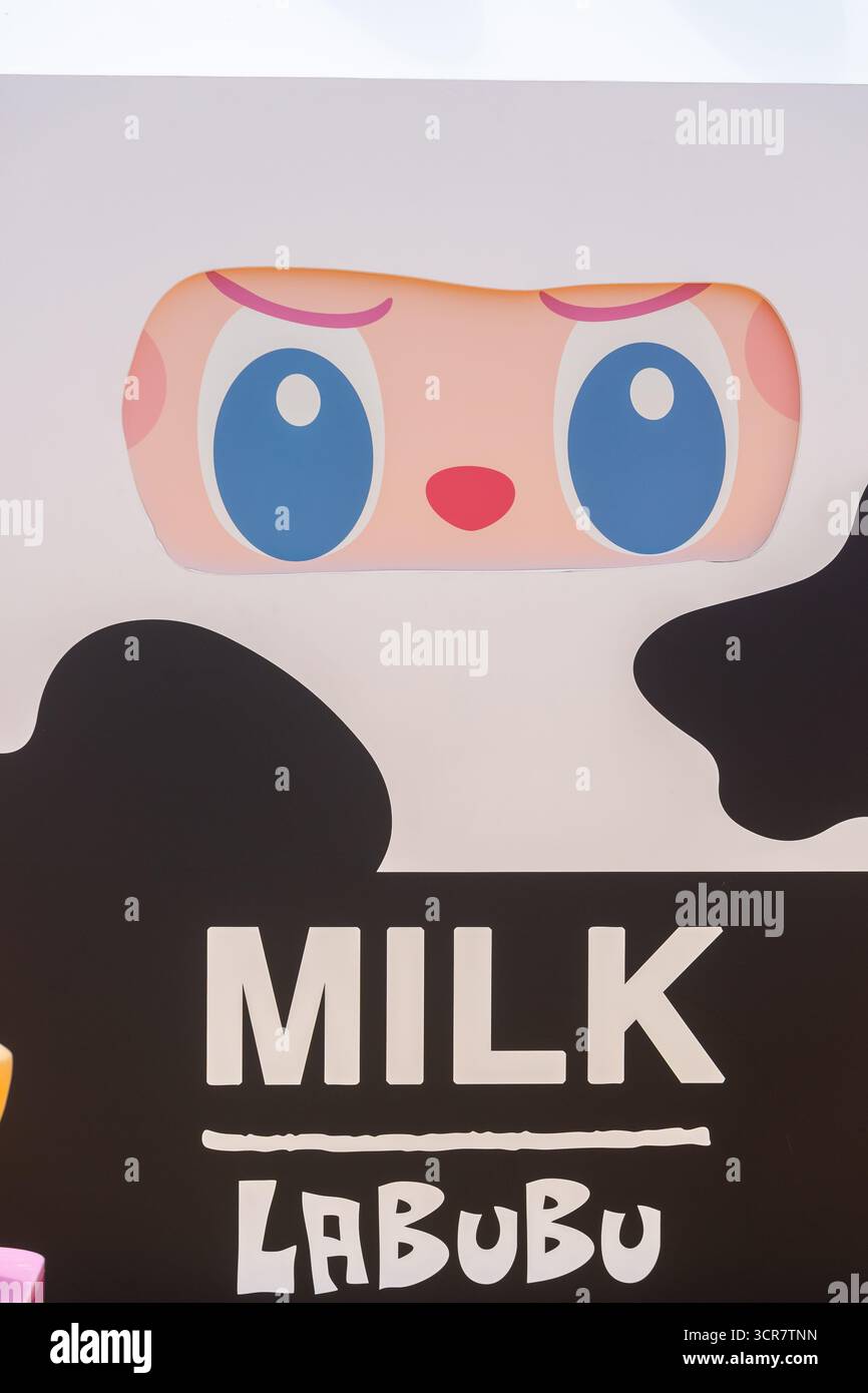 Vista verticale. Labubu Mini Market Pop Up evento, occhi di Labubu in un pacchetto di latte. Zona fotografica, Singapore. Foto Stock