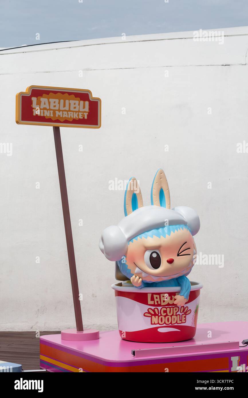 Vista verticale. Labubu Mini Market Pop Up Event, Photo zone, Singapore. Foto Stock