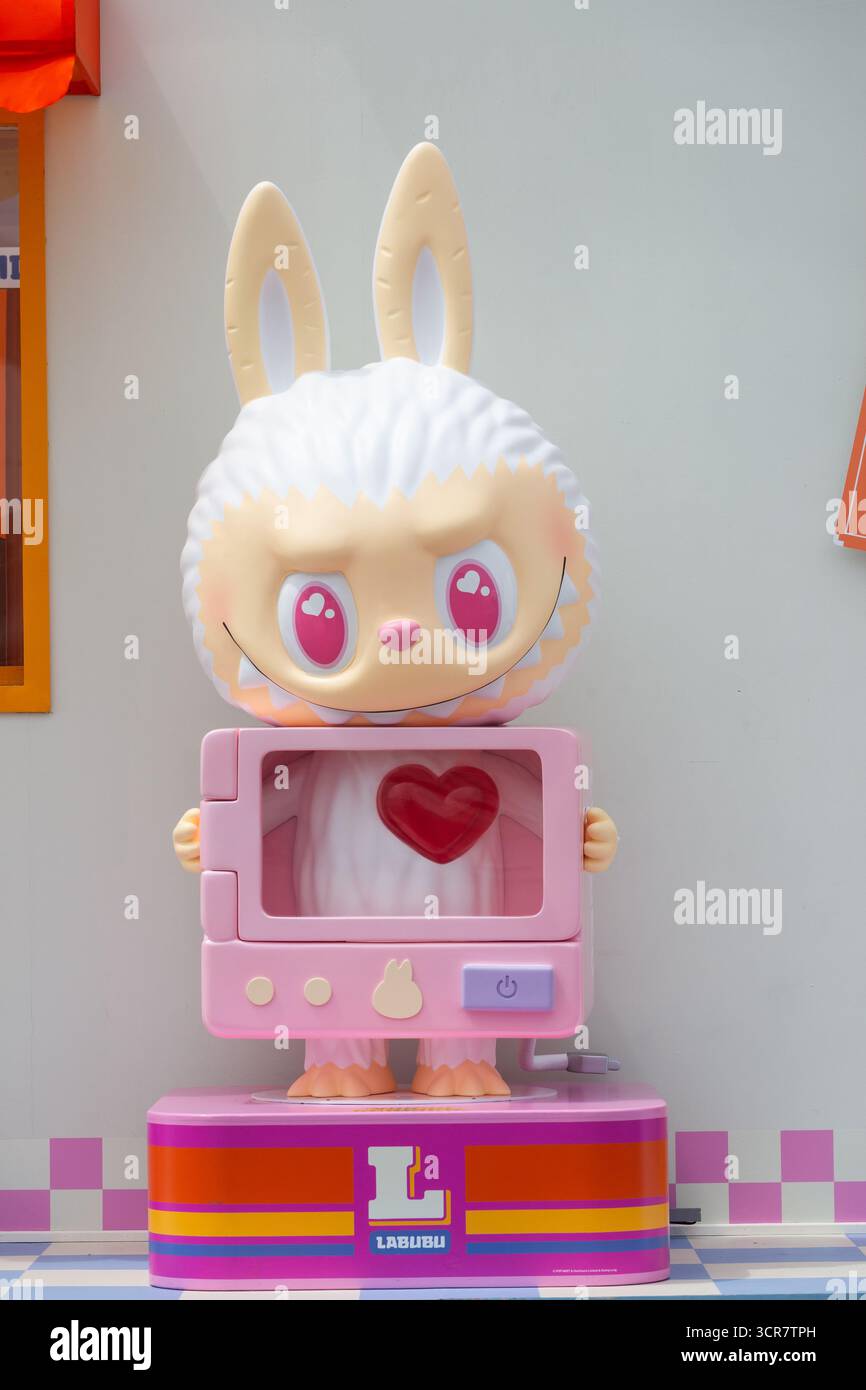 Vista verticale. Labubu Mini Market Pop Up Event, Photo zone, Singapore. Foto Stock