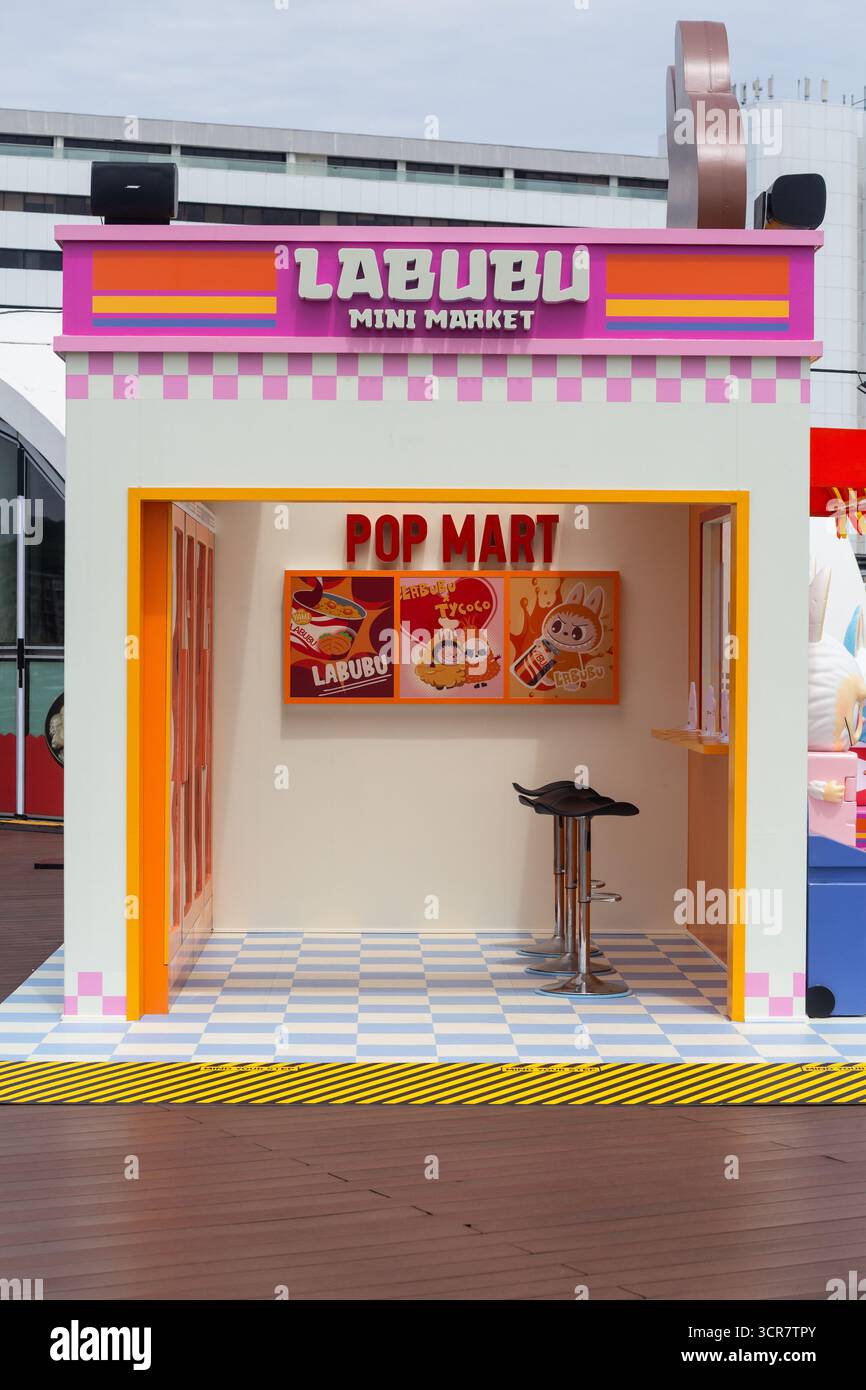 Vista verticale. Labubu Mini Market Pop Up Event, Photo zone, Singapore. Foto Stock