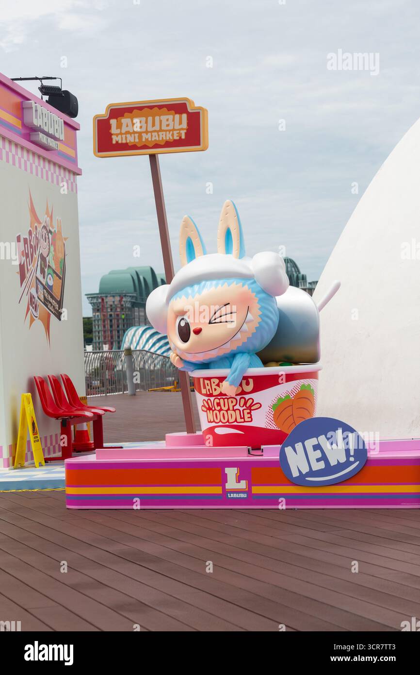 Vista verticale. Labubu Mini Market Pop Up Event, Photo zone, Singapore. Foto Stock