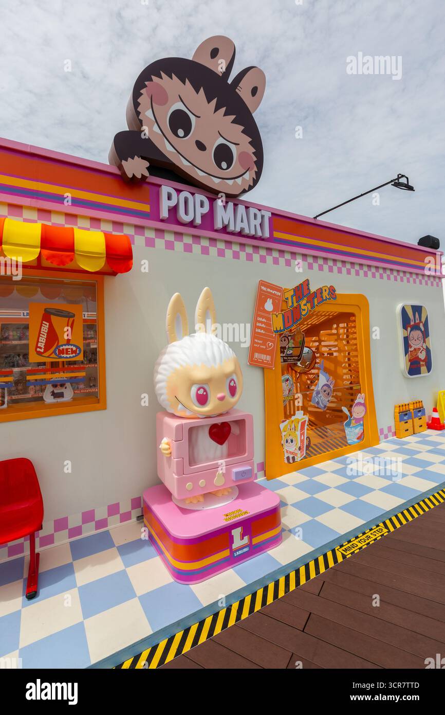 Vista verticale. Labubu Mini Market Pop Up Event, Photo zone, Singapore. Foto Stock