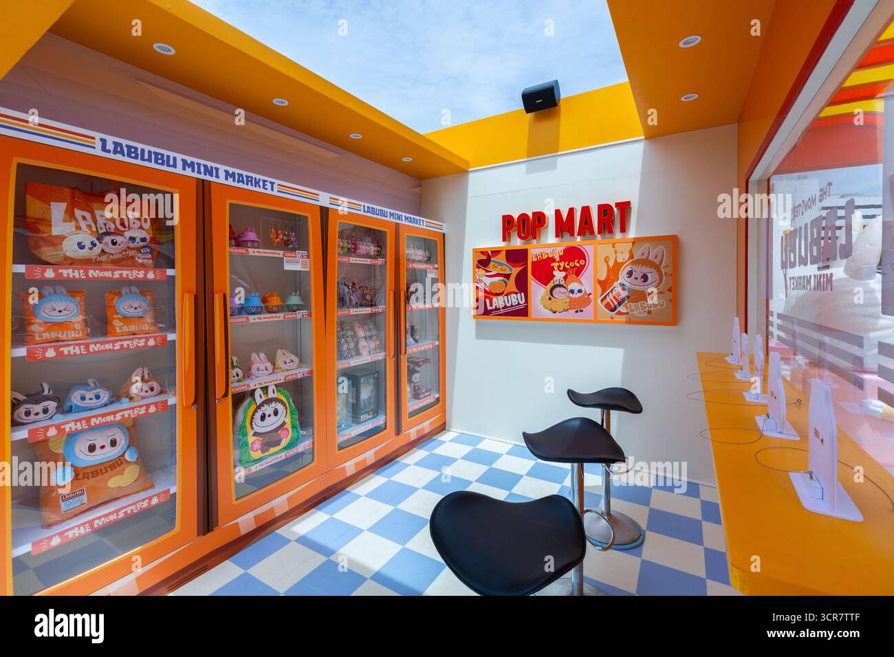 Evento pop-up per il mercato Labubu Mini, vista interna del merchandising e zona fotografica per i fan che desiderano godersi l'ambiente, Singapore. Foto Stock