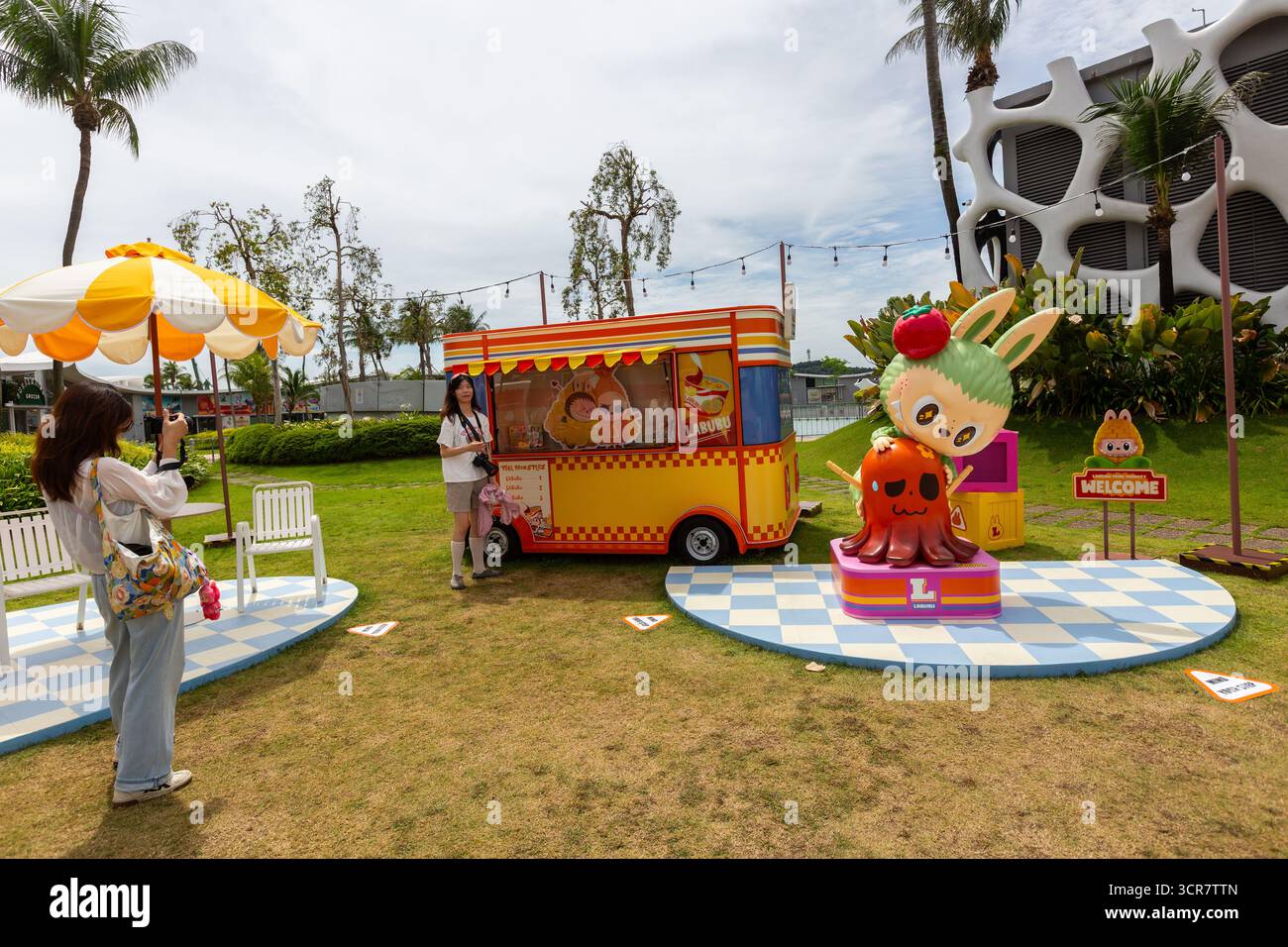 Labubu Mini Market Pop Up, fan femminili nella zona fotografica che scattano foto per la memoria. Singapore. Foto Stock
