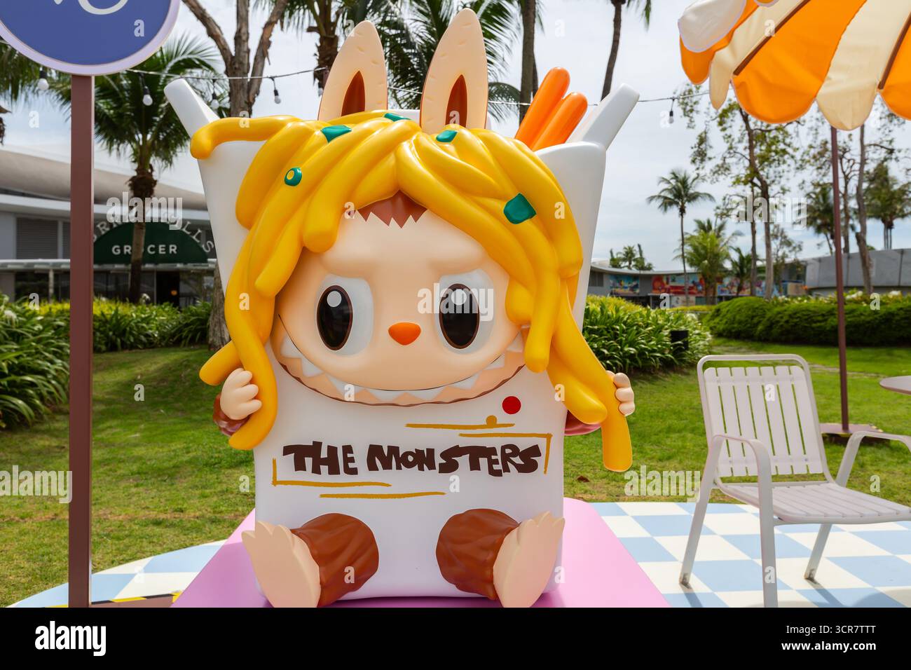 Labubu Mini Market Pop Up Event, labubu marrone ricoperto di spaghetti gialli. Zona fotografica, Singapore. Foto Stock