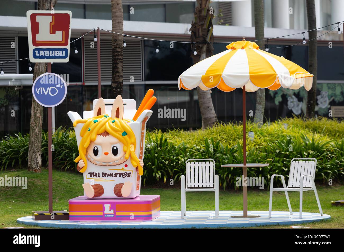 Labubu Mini Market Pops, zona fotografica con ombrellone e sedie per i visitatori e i fan a sedere per le foto, Singapore. Foto Stock