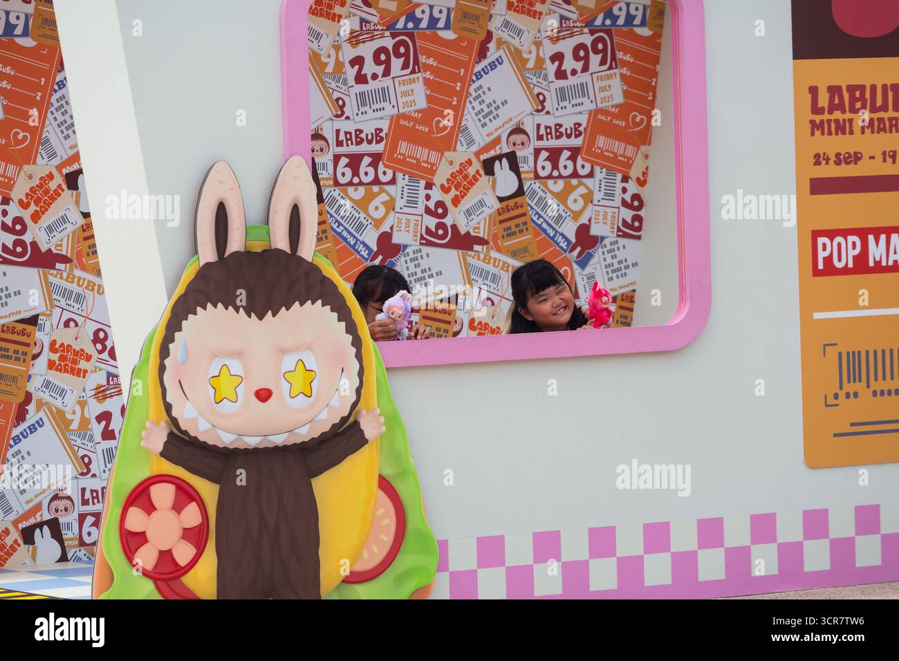 Labubu Mini Market Pops, ragazze giapponesi che posano in una zona fotografica con il loro simpatico labubu tenuto in mano, Singapore. Foto Stock