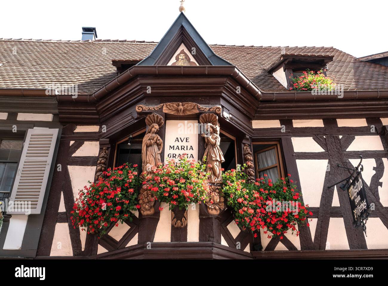 Riquewihr è una città medievale sulla strada del vino dell'Alsazia nella Francia orientale. Le sue strade acciottolate sono punteggiate da negozi per metà in legno popolari per i turisti. Foto Stock