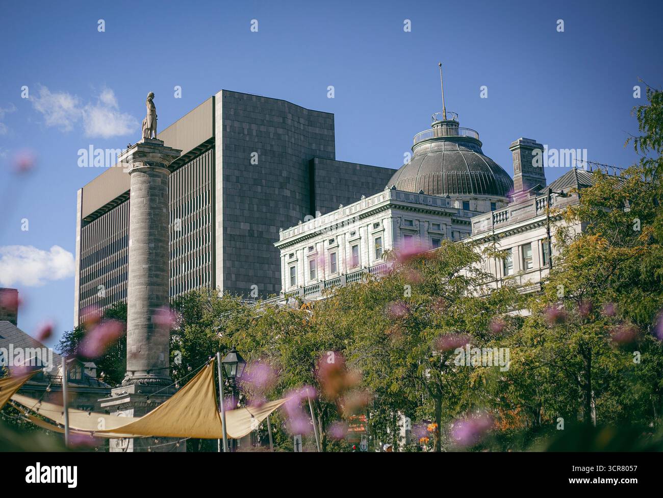 Old Courthouse Building e Lord Nelson Monument; Montreal, Quebec, Canada, 19 settembre, 2025 Foto Stock