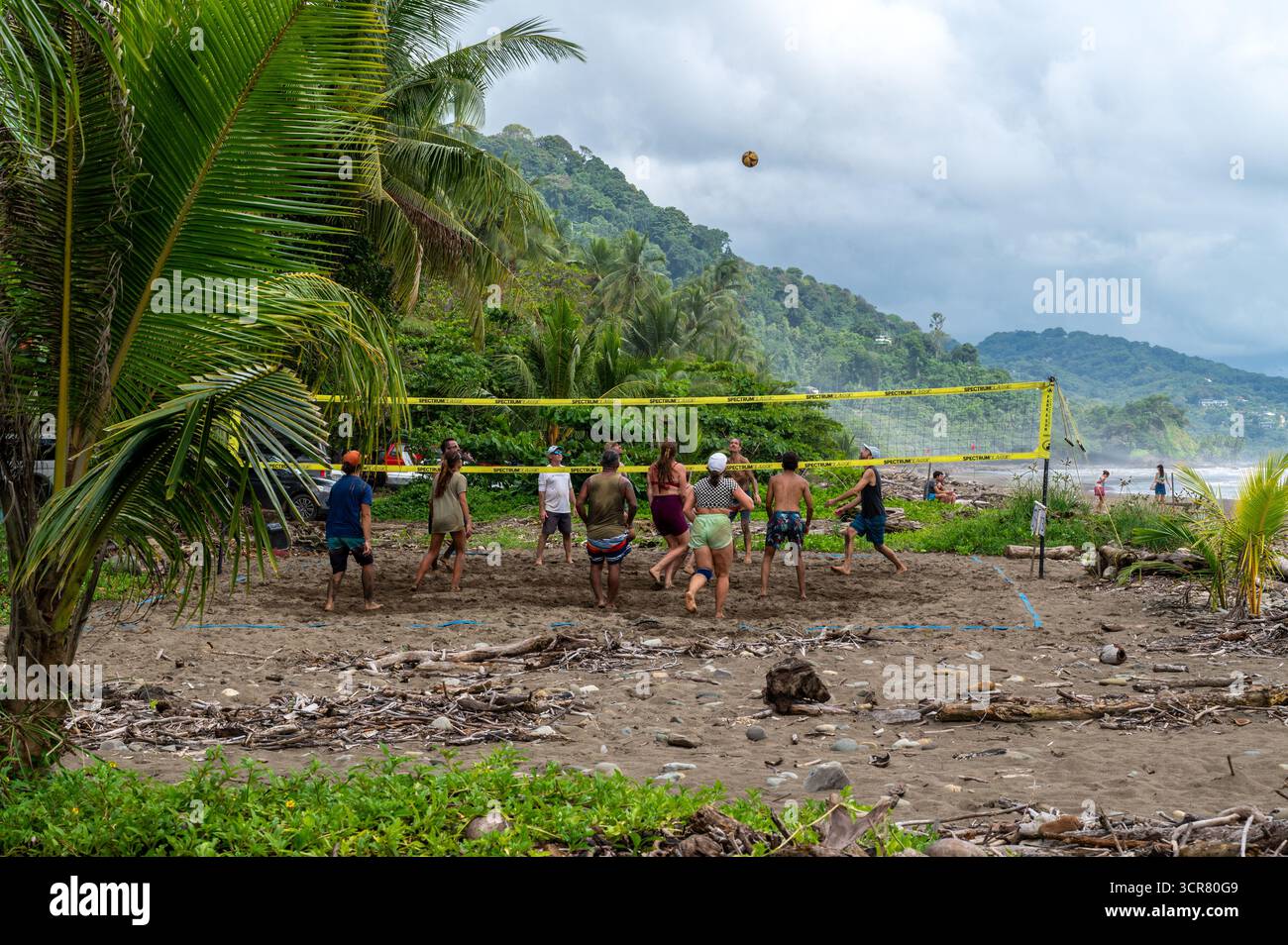 PLAYA DOMINICAL, PROVINCIA DI PUNTARENAS, COSTA RICA: Una partita giocata sulle spiagge di tutto il mondo, sia la gente del posto che i visitatori si uniscono a una partita di pallavolo. Foto Stock