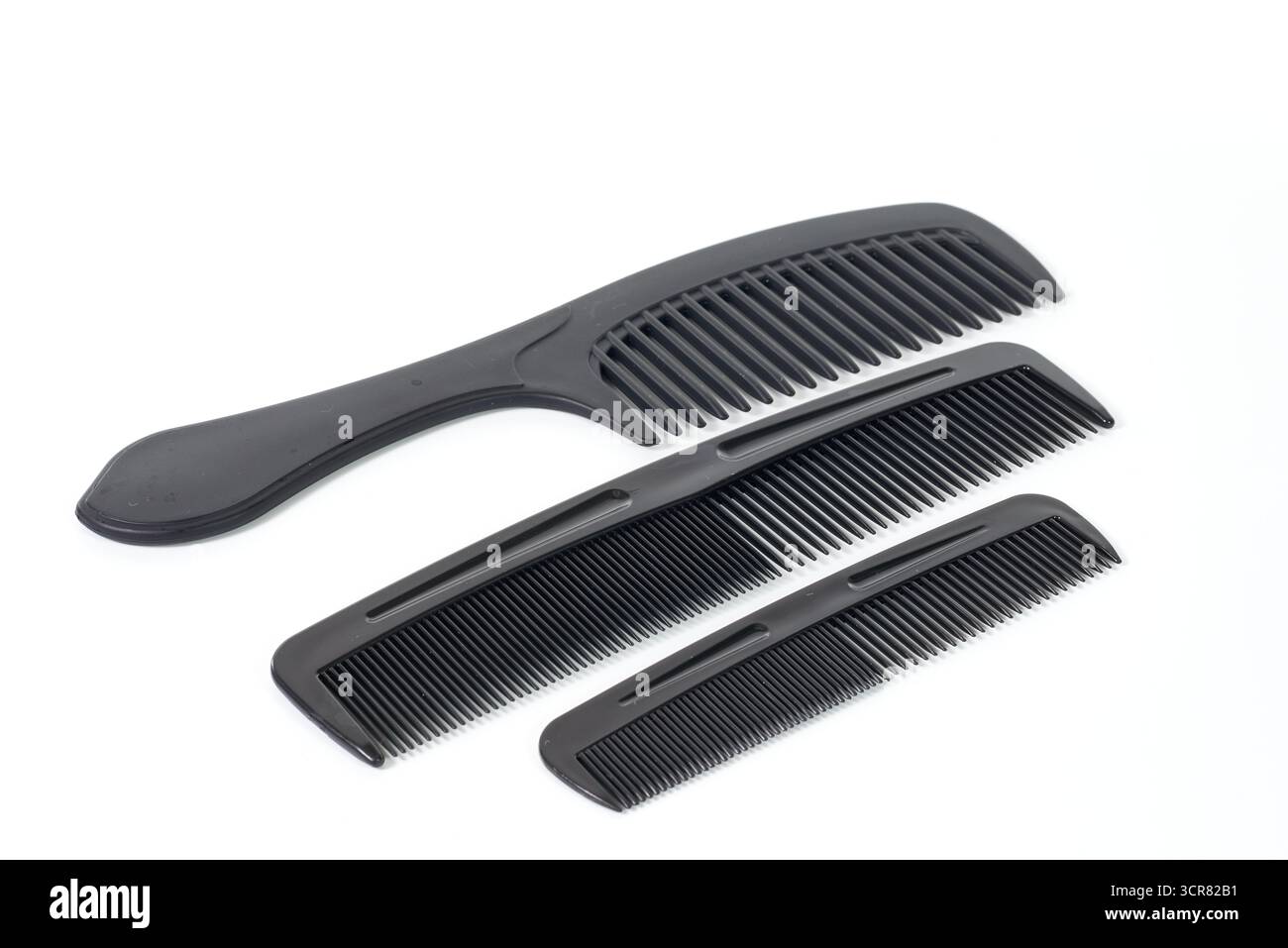 Una collezione di pettini per capelli neri di varie dimensioni. Un concetto per strumenti professionali per il parrucchiere, la cura personale e le routine quotidiane per la cura dei capelli in un Foto Stock