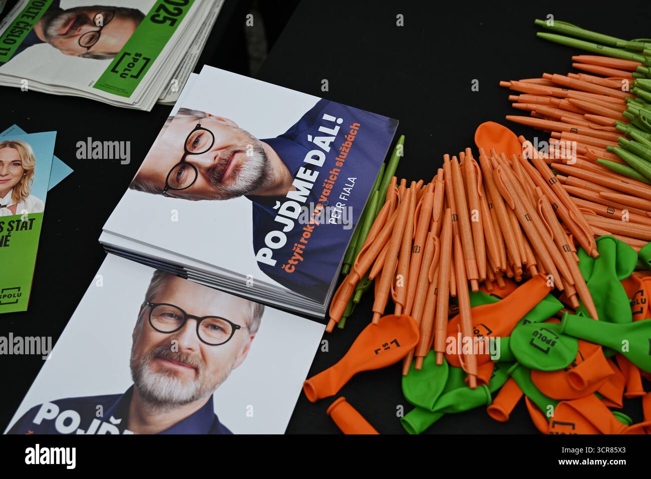 Praga, Repubblica Ceca. 29 settembre 2025. Foto del primo ministro ceco, leader della coalizione di Spolu e presidente del Partito Civico della Repubblica Ceca (ODS) Petr fiala su materiale promozionale visto durante la campagna del partito a Praga. Le elezioni parlamentari nella Repubblica Ceca si terranno il 3 e 4 ottobre 2025. Credito: SOPA Images Limited/Alamy Live News Foto Stock