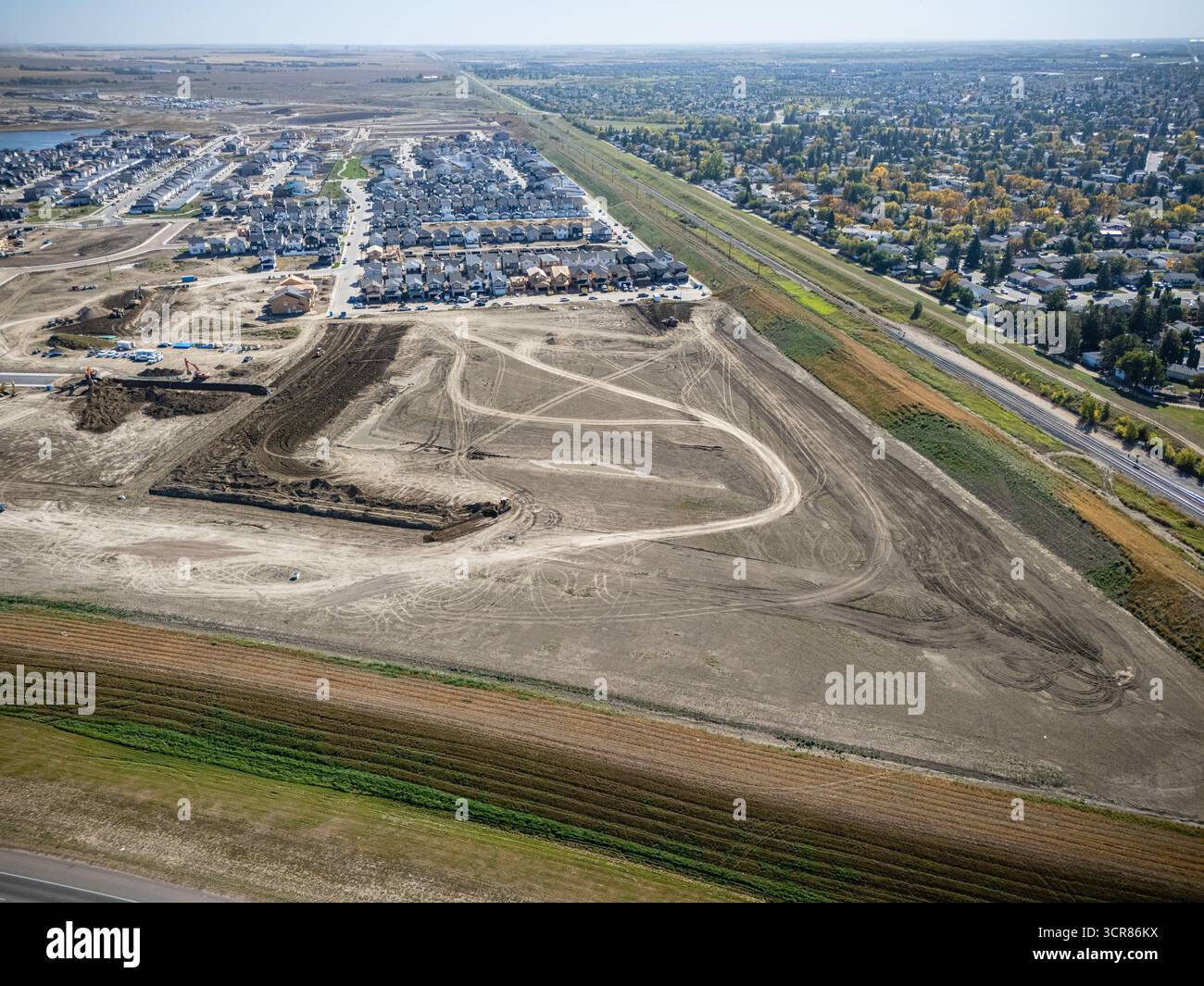 Vista aerea del Brighton Ranch a Saskatoon, Saskatchewan, con nuove case, stagni e spazi verdi. Foto Stock
