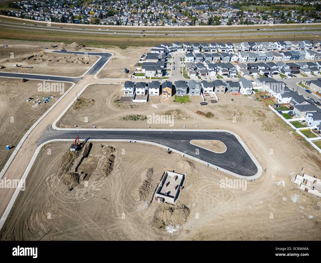 Vista aerea del Brighton Ranch a Saskatoon, Saskatchewan, con nuove case, stagni e spazi verdi. Foto Stock