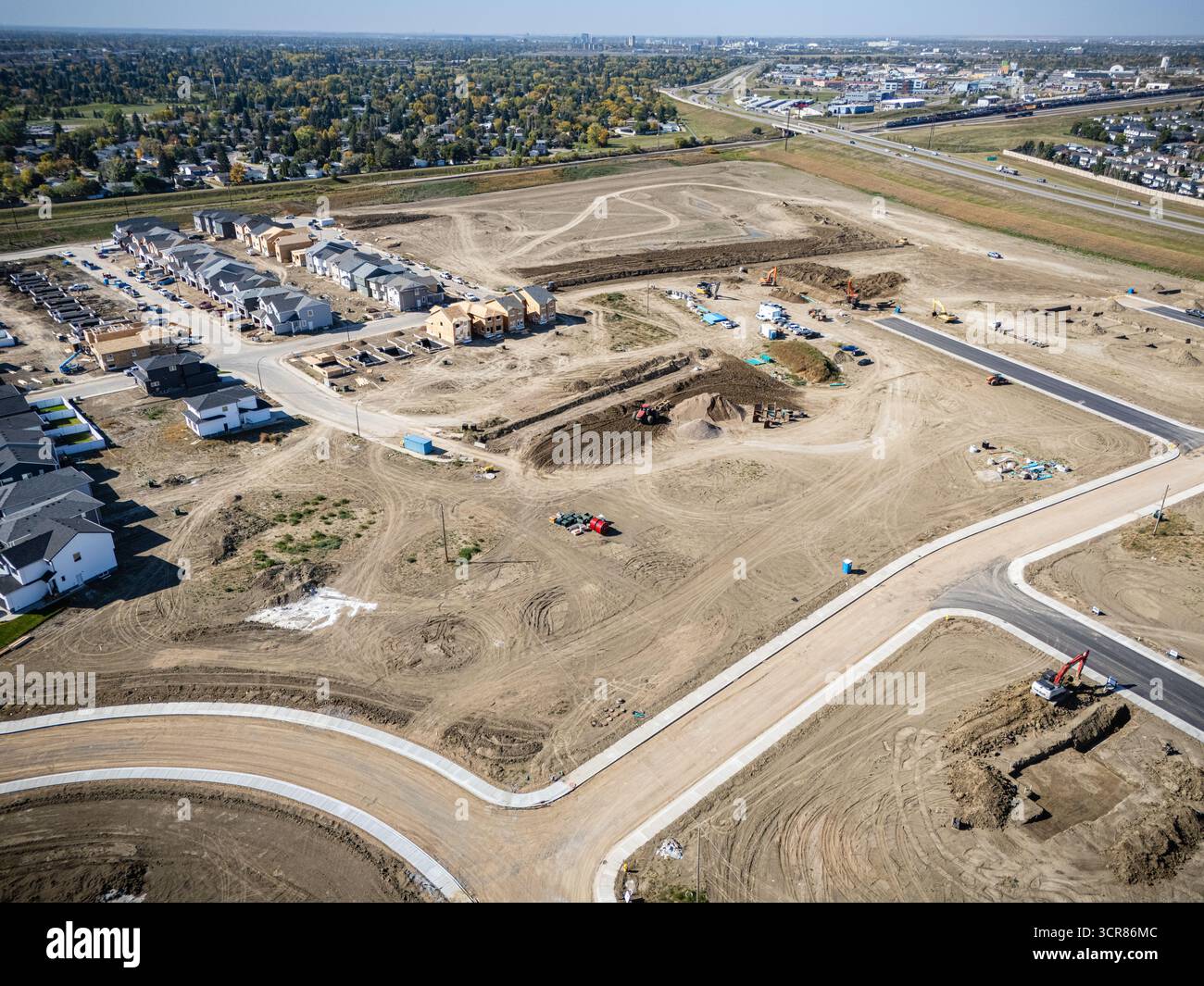 Vista aerea del Brighton Ranch a Saskatoon, Saskatchewan, con nuove case, stagni e spazi verdi. Foto Stock