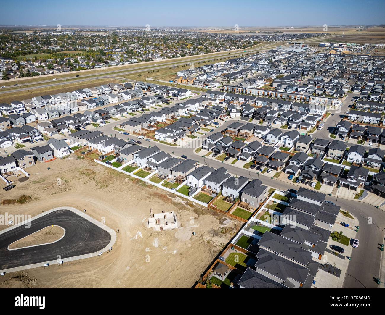 Veduta aerea di Brighton a Saskatoon, Saskatchewan, con nuove case, stagni e parchi locali. Foto Stock