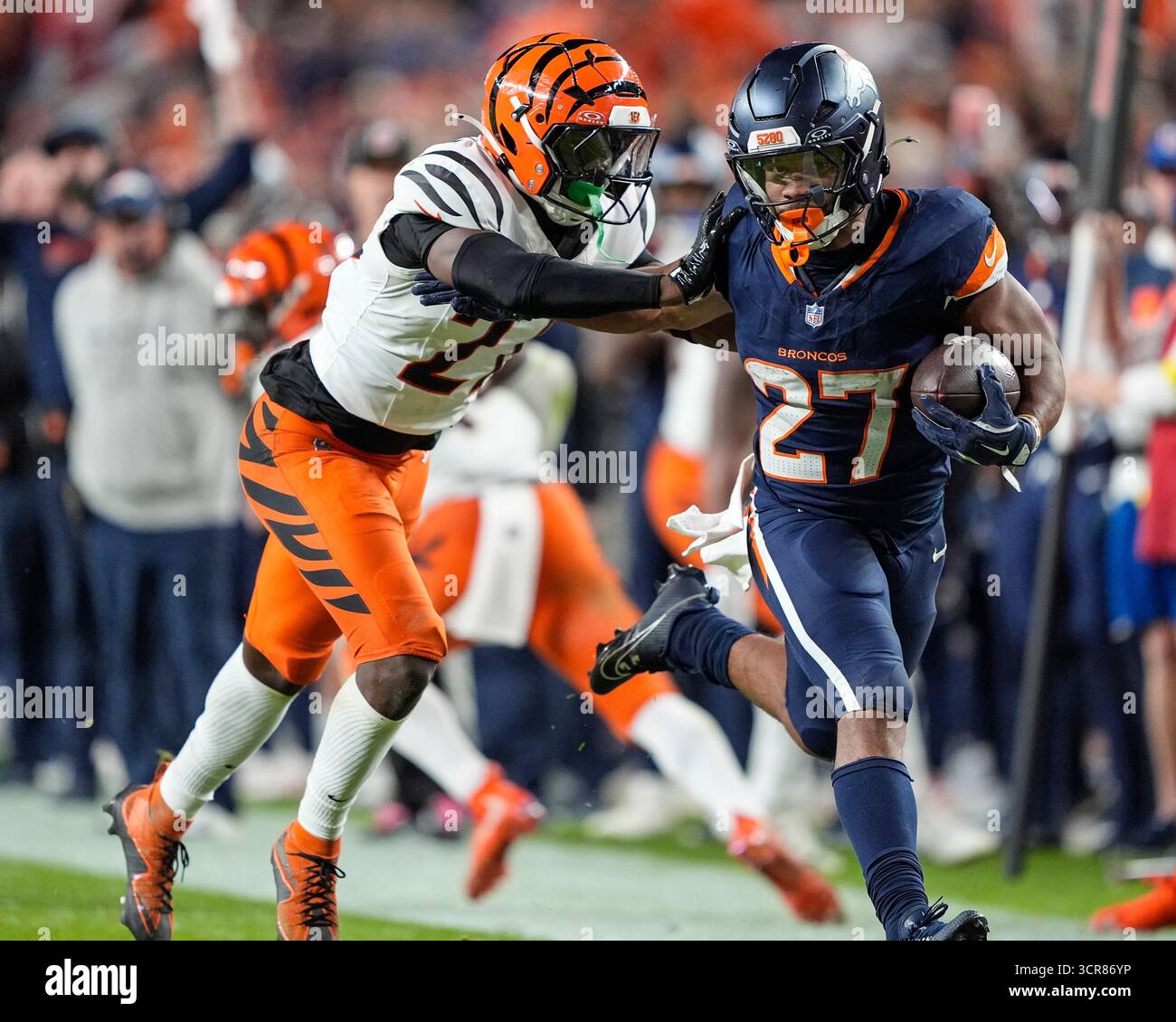 29 settembre 2025: Il running back dei Denver Broncos J.K. Dobbins (27) viene spinto fuori dai limiti da un difensore dei Cincinnati nel secondo tempo della partita di football tra Denver Broncos e Cincinnati Bengals. Derek Regensburger/CSM. Foto Stock